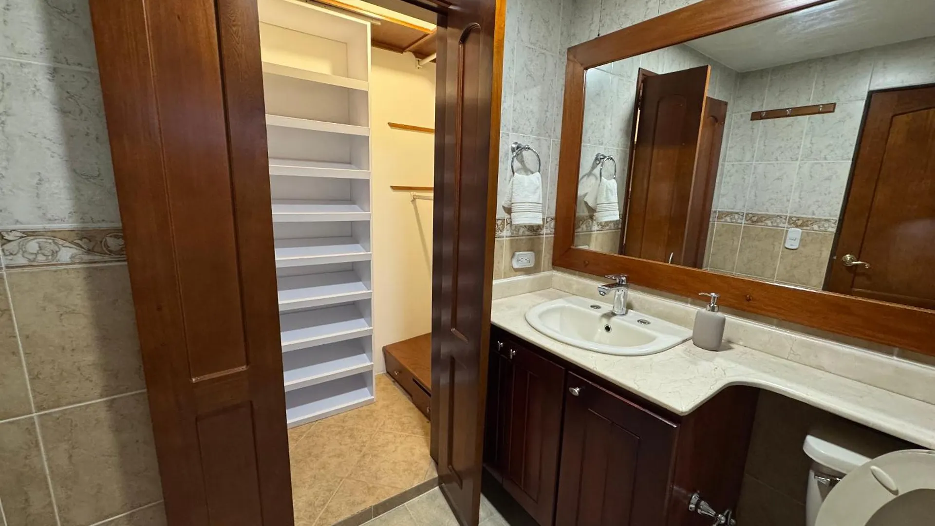 Homestay Casa Serene - Habitacion Cumbre Medellin Colombia